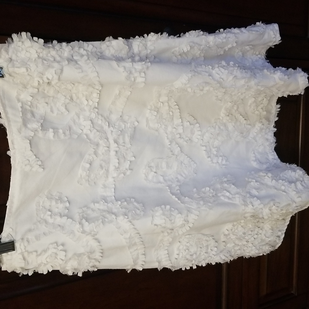 $5 ITEM. White detailed Will's River Co. Skirt. Size 4. MUST BUNDLE - Picture 3 of 8